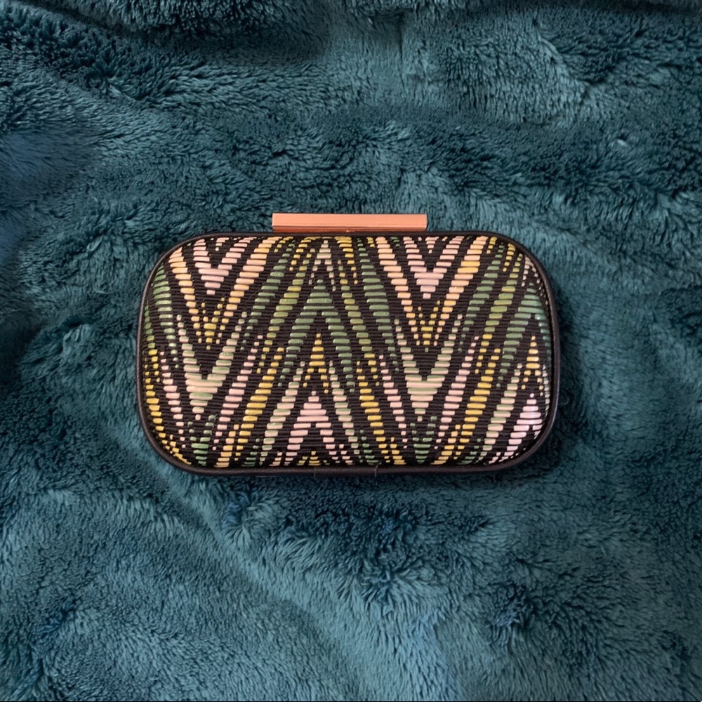 Chevron Clutch - Picture 2 of 5